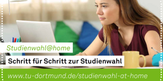 Studentin sitzt am Laptop