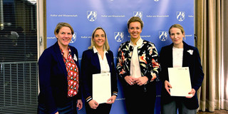 Prof. Wiebke Möhring (l), Prorektorin Studium der TU Dortmund, und Ina Brandes (2.v.r.), NRW-Ministerin für Kultur und Wissenschaft, freuten sich mit den Preisträgerinnen Dr. Vanessa Henke (2.v.l.) und Dr. Lena Tacke (r.).