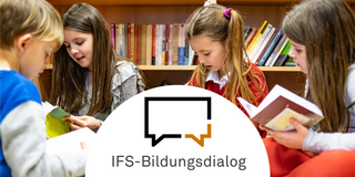 Vier Grundschulkinder sitzen im Kreis und lesen Bücher.
