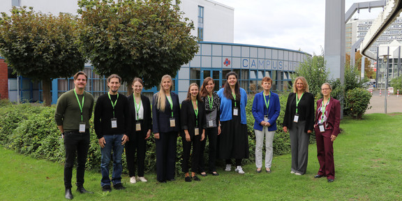 Gruppenbild mit allen Referentinnen und Referenten des 8. IFS-Bildungsdialogs
