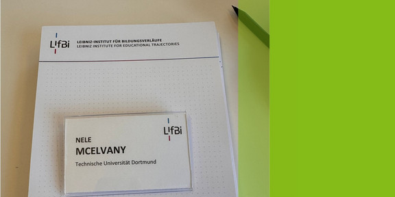Evaluierung_LIfBi Foto eines Blocks vom LIfBi und eines Namesnschild von Professorin Nele McElvany
