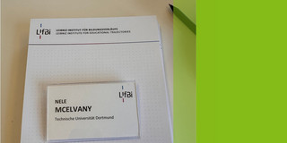 Evaluierung_LIfBi Foto eines Blocks vom LIfBi und eines Namesnschild von Professorin Nele McElvany