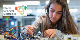 Eine jugendliche Schülerin arbeitet an Elektronik im Unterricht.