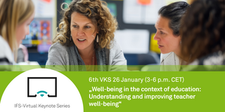 IFS-Virtual Keynote Series Lehrkräfte sitzen für eine Besprechung zusammen an einem Tisch