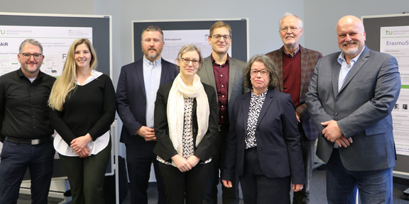 Gruppenfoto der Mitglieder des wissenschaftlichen Beirats und der Professor*innen des IFS
