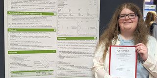 AEPF Luisa Mörchen mit dem Waxmann Posterpreis in den Händen