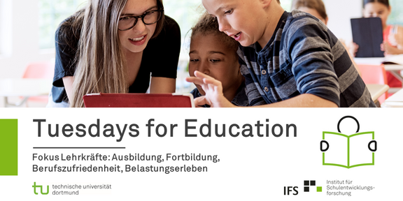 Lehrkraft mit zwei Grundschulkindern am Laptop