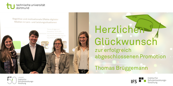 Foto von vier Wissenschaftler*innen, darunter Ramona Lorenz, Thomas Brüggemann, Nele McElvany und Charlotte Dignath bei seiner Disputation