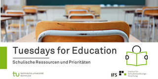 Foto einer leeren Schulklasse mit Stühlen und Tischen