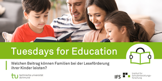 Eine Familie sitzt zusammen im Wohnzimmer und liest gemeinsam Bücher, darunter Unterschrift und Titel des Tuesdays for Education