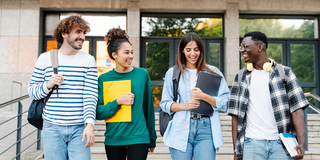 Projektabschluss FOCUS Studierende unterhalten sich im Laufen vor einem Gebäude.