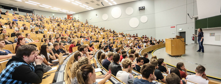 Vorlesung Hörsaal Studierende sitzen in einer Vorlesung im Hörsaal.