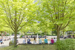 Studenten sitzend am Springbrunnern Campus Nord im Sommer