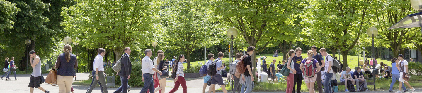 Menschen laufen über den Campus Nord.