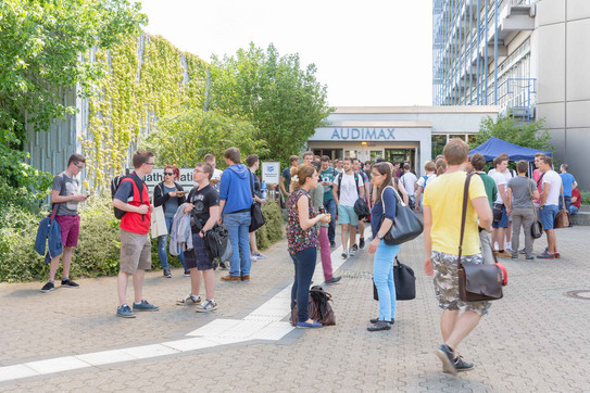 Studierende auf dem Vorplatz des Audimax.